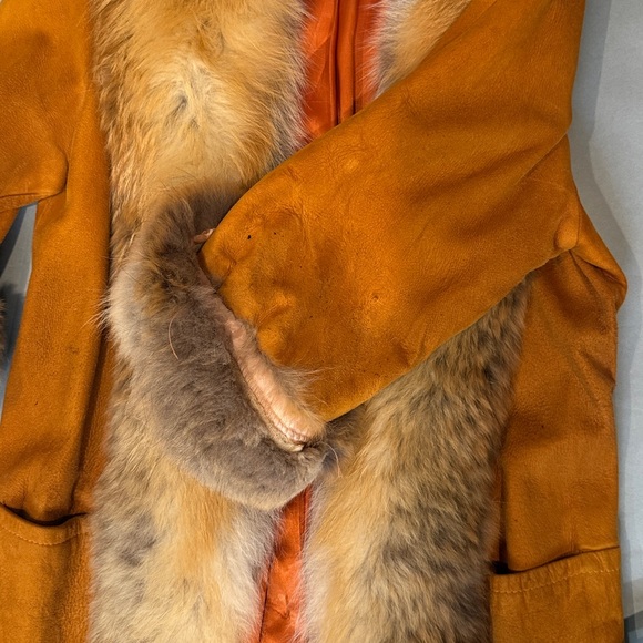 Luxurious Fur-Trimmed Tan Coat- Vintage - Picture 8 of 8
